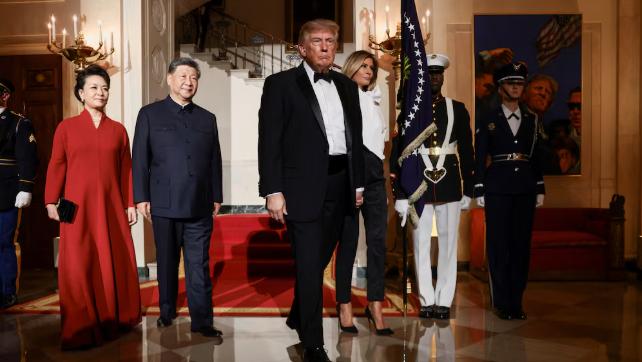 Trump - Reprezentăm sisteme diferite, dar legăturile dintre popoarele noastre dăinuie. Să construim o relație bazată pe prosperitatea și securitatea. Xi- La fel ca un râu care nu încetează niciodată să curgă, istoria nu stă niciodată pe loc
