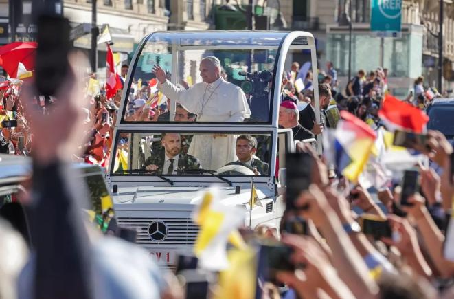 Tinerii din Franța revin la religia creștină: Botezurile adulților s-au triplat într-o națiune în care tinerii caută un sens