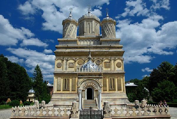 Fabuloasa Românie. Mănăstirea Argeșului - pe Argeș în jos, pe un mal frumos...