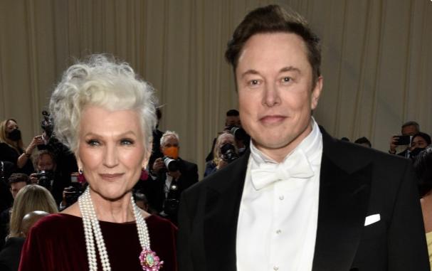În timp ce iubita anunță despărțirea, Maye Musk, către o lume întreagă: două cuvinte și o inimă: „O mamă mândră”