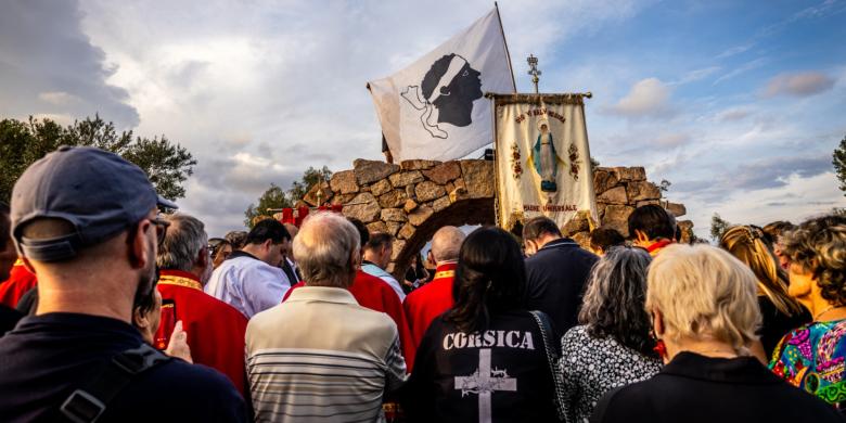 Val de furie în Corsica după ce doi sezonieri au profanat o statuie a Fecioarei Maria: „scursuri ale umanității”, alungați din avion și din hotel, cu sicriul la poarta jandarmeriei: 