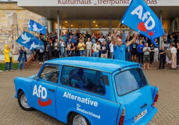BMW refuză să îi ofere mașină de serviciu noului președinte AfD al Parlamentului din Saxonia-Anhalt. Partidul îi cere o Tesla lui Elon Musk 