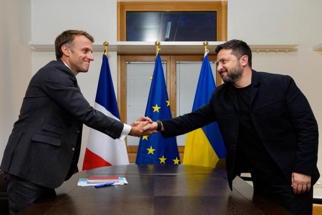 Este „esențial” să i se ofere Ucrainei mijloacele de a se apăra, spune Macron dupa întâlnirea cu Zelensky