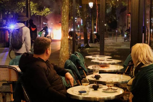 «Ceva ce nu s-a mai văzut»: în centrul Parisului magazine sparte și jafuri scăpate de sub control