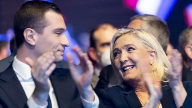 Franța : Marine Le Pen crește puternic în sondaje după manifestațiile violente din weekend