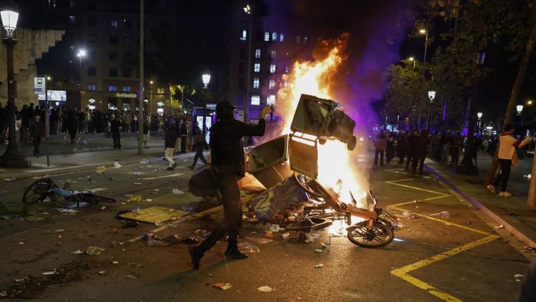 Haos, jafuri și violențe la Barcelona: Zeci de arestări în urma protestelor tinerilor contra scumpirilor