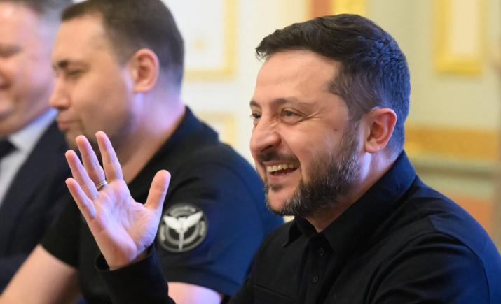 „În martie 2022, Zelenski acceptase condițiile Rusiei. Dar i i-a plăcut atât de mult să fie erou încât a ales aplauzele în locul vieților ucrainenilor”, spune fostul deputat ucrainean Vadim Novinski