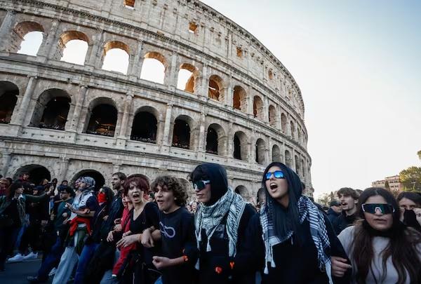 Italia, sub asediul manifestațiilor violente: la Roma protestatarii au încercat să intre în Colosseum