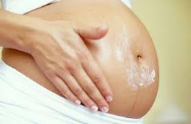 Parabenii din cosmetice ajung la făt prin cordonul ombilical