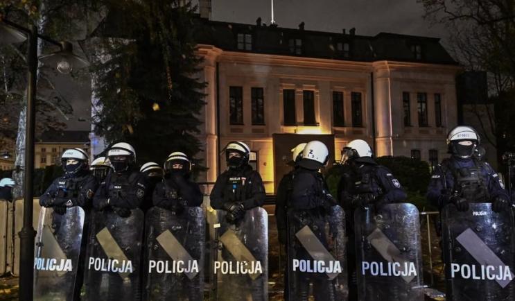 Polonia: Poliția era pregătită cu armament greu pentru preluarea cu forța a Curții Constituționale, sustine președintelui partidului Confederația