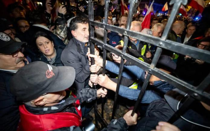 Prim-președintele Curții Supreme a Poloniei condamnă „demonstrația de forță” de la Tribunalul Constituțional. ”Autoritatea statului se construiește prin respectarea legii, nu prin demonstrații de forță”