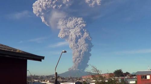 ALERTĂ ROȘIE în Chile! Vulcanul Calbuco, inactiv de 43 de ani, a erupt. Populația a fost evacuată (VIDEO)