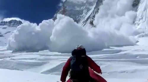 Avalanșe pe Everest în urma cutremurului devastator din Nepal. Cel puțin OPT ALPINIȘTI AU MURIT, alte ZECI sunt blocați în zăpadă
