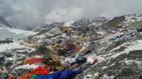 Alpinistul român de pe Everest a fost evacuat cu un elicopter 