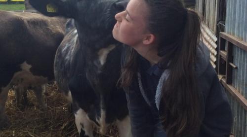 O tânără de 17 ani şi-a propus să salveze de la tăiere tocmai animalele crescute în ferma tatălui ei 
