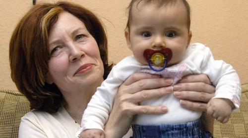 Germania : O femeie de 65 de ani, mama si bunica, a nascut patru bebelusi prin cezariana