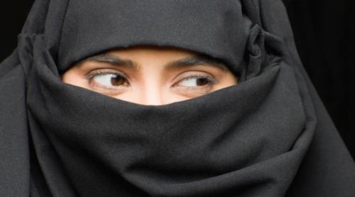 Olanda: burka, interzisă în școli, spitale și transporturile publice