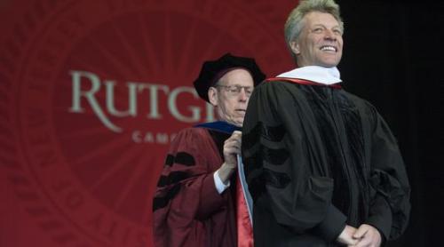 Rocker, actor si filantrop, Jon Bon Jovi a primit titlul de Doctor in Litere