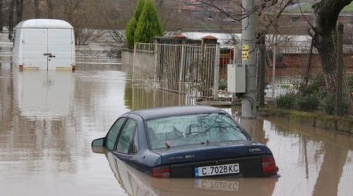 STARE DE URGENȚĂ în Bulgaria, din cauza inundațiilor. Ploile torențiale au făcut ravagii în nordul țării