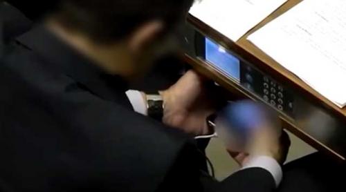 Cine este politicianul prins în timp ce urmărea FILME PENTRU ADULȚI în Parlament (VIDEO)