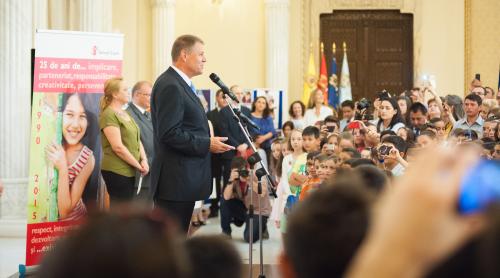 UPDATE: Legea prin care se dublează alocaţiile copiilor a fost promulgată de preşedinte. Ce spune premierul Ponta 