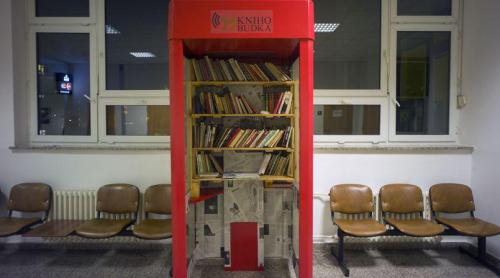 Cabine telefonice transformate în biblioteci