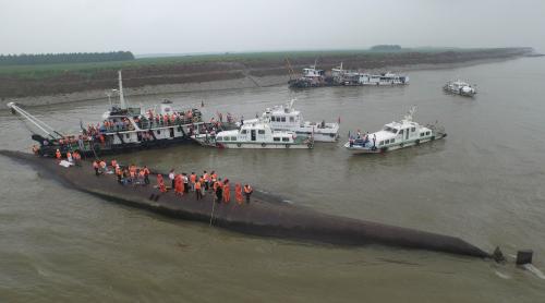 O fotografie pe zi: 3 iunie 2015 - Vas de croazieră scufundat pe fluviul Yangtze din China