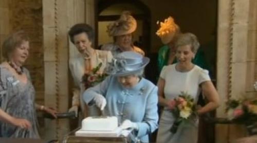 Regina Elisabeta, învinsă de ... o prăjitură (Video)