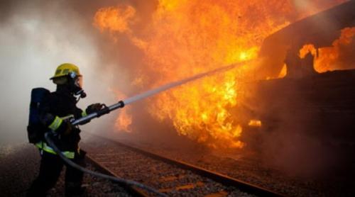 Vagonul unui tren de călători, în flăcări. Garnitura circula pe ruta București - Fetești