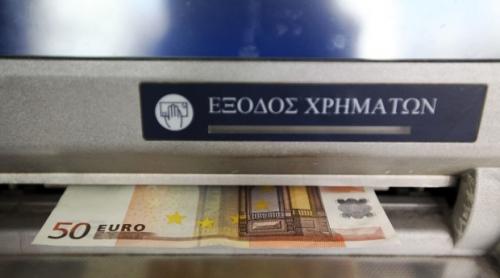 Speriaţi de Apocalipsa financiară, grecii îşi retrag banii din bănci şi îi bagă în maşini noi
