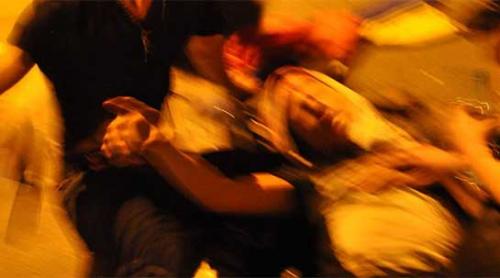 Incident VIOLENT în centrul Capitalei. <br />Tânăr împușcat în cap de poliţia locală! Filmul complet al agresiunii (VIDEO)