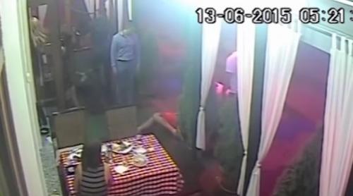 VIDEO. FILMUL violenţelor dintre poliţistul arădean şi sportivul ajuns în COMĂ. Câte lovituri l-au pus pe poloist la pământ 