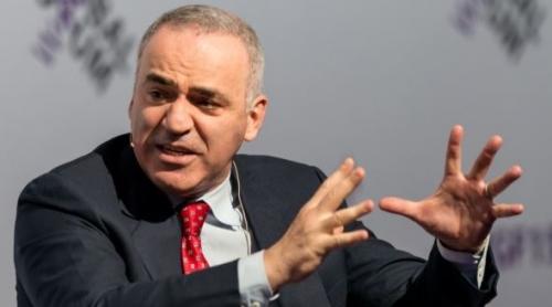 Kasparov: Putin blufează cu obrăznicie. Pentru el politica nu este șah, ci poker 