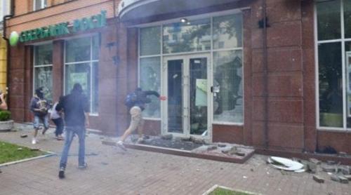 Explozii la filialele unei bănci ruse din Kiev. Deflagrațiile, surprinse de camerele de supraveghere (VIDEO)