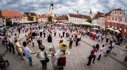 “Ziua Universală a iei” a adus mii de oameni în Muzeul în aer liber din Dumbrava Sibiului