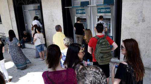Grecii golesc ATM-urile băncilor. Referendumul propus de Alexis Tsipras a fost aprobat de Parlament în cursul nopţii