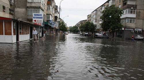 Bârladul, sub ape. În mai puțin de o oră, ploaia torențială a inundat aproape toate străzile (VIDEO)