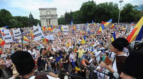 Chisinău: 30.000 de oameni în strada! Manifestanții au pornit pe jos spre vama Ungheni