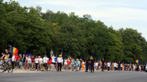 Marșul Chișinău-București. Câteva sute de tineri vin pe jos spre Capitală