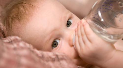 Cum afli ce apă minerală naturală e bună pentru bebeluşul tău