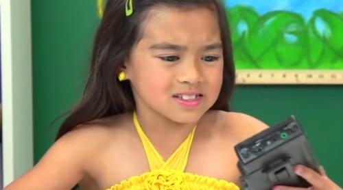 INCREDIBIL! Reacţia copiilor de azi în faţa unui casetofon portabil (VIDEO)