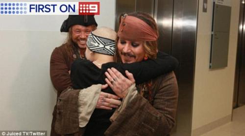 Piratul cu o inimă de aur: Johnny Depp a vizitat copiii bolnavi dintr-un spital, costumat în Căpitanul Jack Sparrow