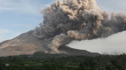 UPDATE: Un nor de cenuşă vulcanică închide 5 aeroporturi indoneziene