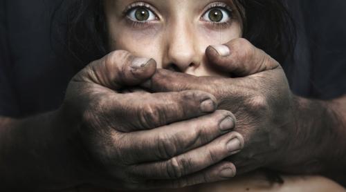 Un pedofil britanic ducea în vacanţă fete din România