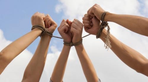 Poliția Română: Peste 300 de persoane au fost trimise în judecată pentru trafic de persoane