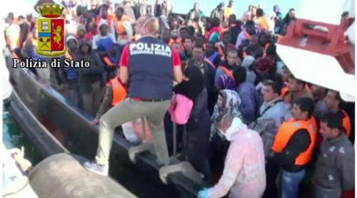 INVAZIA INVIZIBILÃ: Sute de imigranți au fost salvați din Marea Mediterană 