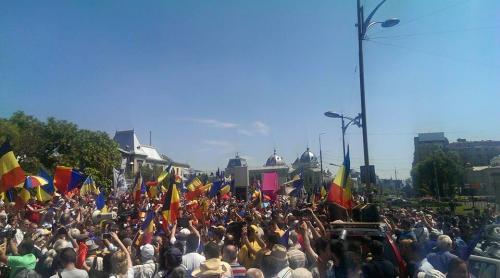 O mie de tineri au venit pe jos din Chișinău în București să ceară UNIREA: 