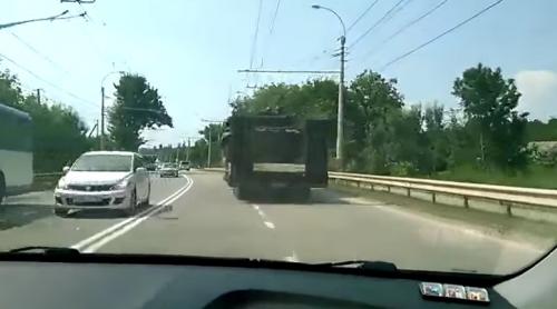 ACCIDENT SPECTACULOS. Un tanc rusesc se PRĂBUȘEȘTE de pe platforma unui camion, pe o șosea din Crimeea (VIDEO)