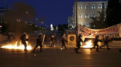 Proteste la Atena în timpul dezbaterilor din Parlament privind acordul cu creditorii