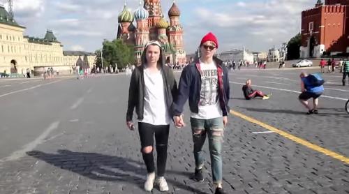 EXPERIMENT SOCIAL în centrul Moscovei. Cum reacționează rușii când văd doi bărbați ținându-se de mână (VIDEO)